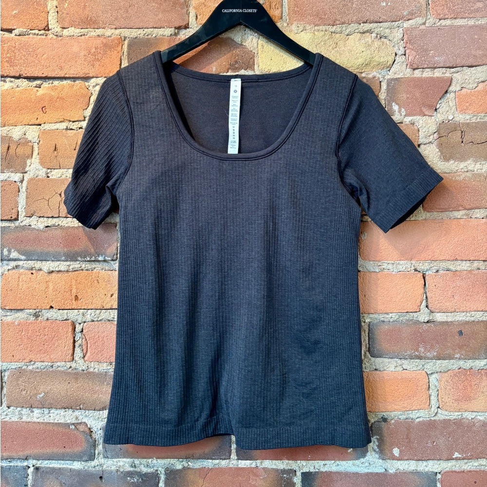 NWOT Women’s Lululemon Gray Ribbed Top. Size: 10